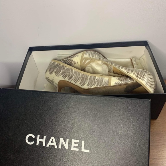 Authentic CHANEL 2 tone pump shoes in snake skin leather - Picture 13 of 14